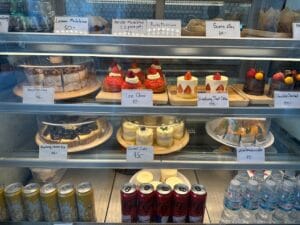 เช่ารถขับเที่ยวคาเฟ่อุดรธานี ตระเวนกินเค้กอร่อย บริการรถเช่าอุดรธานี ราคาถูก - friendscarrent