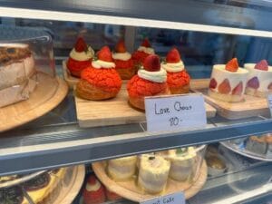 เช่ารถขับเที่ยวคาเฟ่อุดรธานี ตระเวนกินเค้กอร่อย บริการรถเช่าอุดรธานี ราคาถูก - friendscarrent