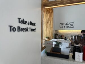 เช่ารถขับเที่ยวคาเฟ่อุดรธานี ร้าน neat time บริการรถเช่าอุดรธานี ราคาถูก - friendscarrent