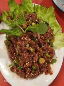 ก้อยเนื้อ เมนูแนะนำเมื่อมาเที่ยวอุดรธานี เดินทางตระเวนกินสะดวกด้วยรถเช่า Friendscarrent