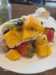 เค้กผลไม้ ร้านบ้านนาคาเฟ่ อุดรธานี ทริปท่องเที่ยวด้วยรถเช่า FriendsCarren
