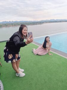 ความสะดวกในการท่องเที่ยวด้วยรถเช่าอุดรพร้อมคนขับผู้หญิง friendscarrent ถ่ายรูปให้ฟรี
