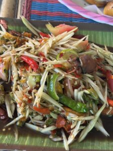 ส้มตำรสเด็ด เมนูแนะนำเมื่อมาเที่ยวอุดรธานี เดินทางตระเวนกินสะดวกด้วยรถเช่า Friendscarrent