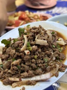 ลาบเนื้อสุก รสเด็ด เมนูแนะนำเมื่อมาเที่ยวอุดรธานี เดินทางตระเวนกินสะดวกด้วยรถเช่า Friendscarrent