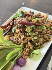 ลาบเนื้อรสแซ่บ อาหารอีสานแท้ๆ ในอุดรธานี แวะชิมร้านเด็ดได้ง่ายๆ ด้วยรถเช่าอุดร Friendscarrent