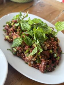 "เมนูลาบอีสาน อาหารขึ้นชื่อเมืองอุดร แนะนำที่เที่ยวและร้านอร่อยโดย Friendscarrent รถเช่าอุดรธานี"