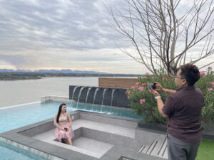 กลุ่มเพื่อนผู้หญิงเที่ยวอีสาน จังหวัดนครพนมเดินทางสะดวกด้วยรถเช่าอุดรพร้อมคนขับ friendscarrent