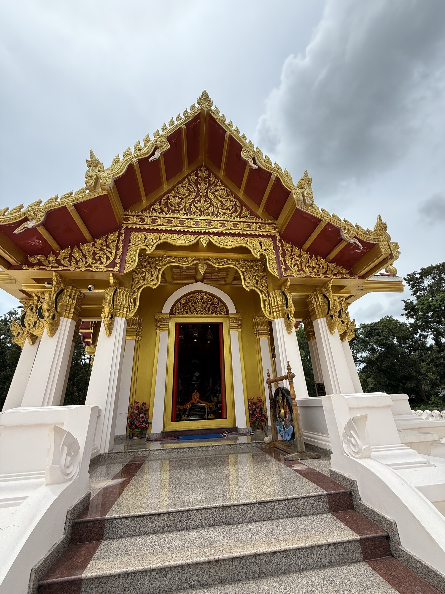 ทางเข้าอาคารวัดในบึงกาฬ เหมาะกับทริปสายบุญด้วยรถเช่าอุดร
