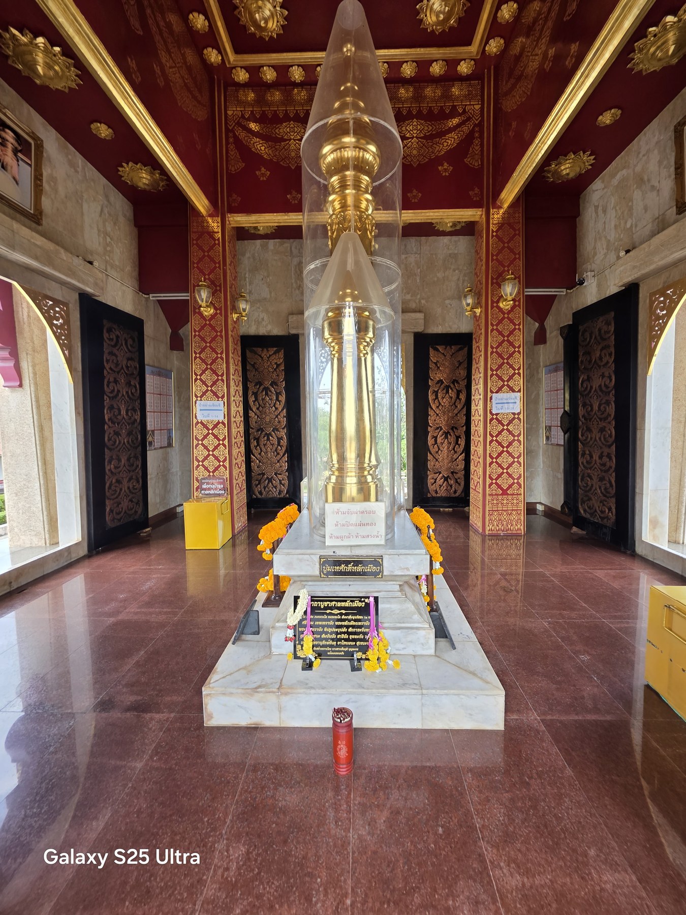 เสาหลักเมืองภายในศาลหลักเมืองอุดรธานี จุดสักการะเพื่อความมั่นคงและสิริมงคล