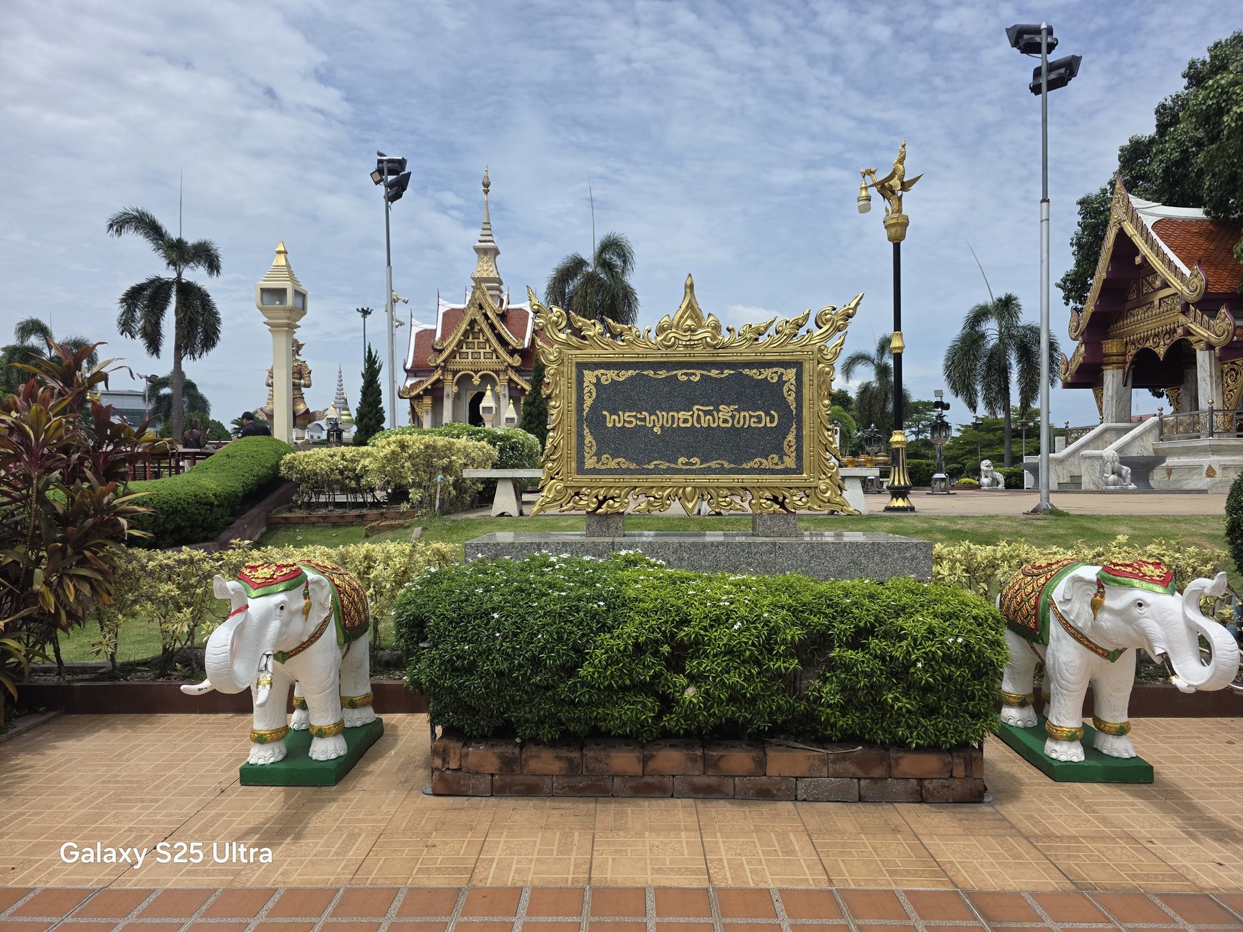 ป้ายหน้าศาลหลักเมืองอุดรธานีพร้อมช้างคู่ จุดไหว้พระในเมืองสำหรับทริปรถเช่าอุดร