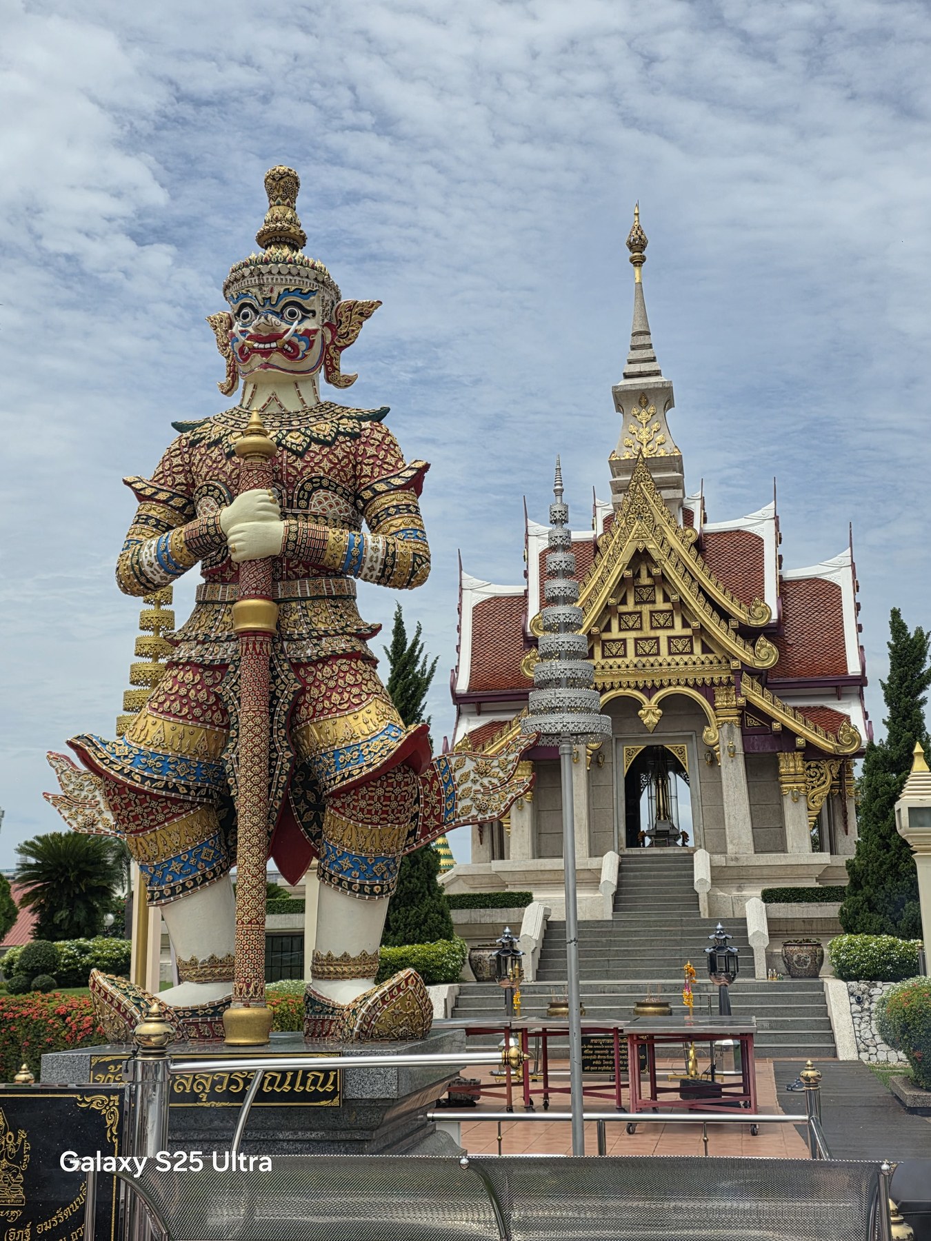 รูปปั้นท้าวเวสสุวรรณหน้าอาคารศาลหลักเมืองอุดรธานี จุดขอพรเรื่องคุ้มครองและโชคลาภ