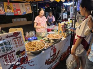 บรรยากาศถนนคนเดินอุดรยามค่ำคืนคึกคัก ร้านอาหาร เดินทางสะดวกด้วยรถเช่าอุดร Friendscarrent