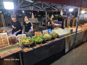 รับรถที่สนามบินอุดรแล้วขับมาเที่ยวถนนคนเดินได้ทันที กับ Friendscarrent รถเช่าอุดร 24 ชั่วโมง