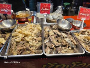 บรรยากาศถนนคนเดินอุดรยามค่ำคืนคึกคัก ร้านต้มเนื้อ เดินทางสะดวกด้วยรถเช่าอุดร Friendscarrent